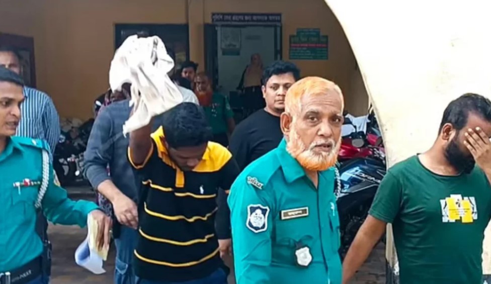 বরিশালে হুলস্থুল কাণ্ড: পুলিশের হাতে কামড় দিয়ে ছাত্রদল নেতার পলায়ন