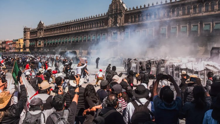 জেন-জি বিক্ষোভে উত্তাল আরেক দেশ, প্রেসিডেন্টের বাসভবনে হামলার চেষ্টা