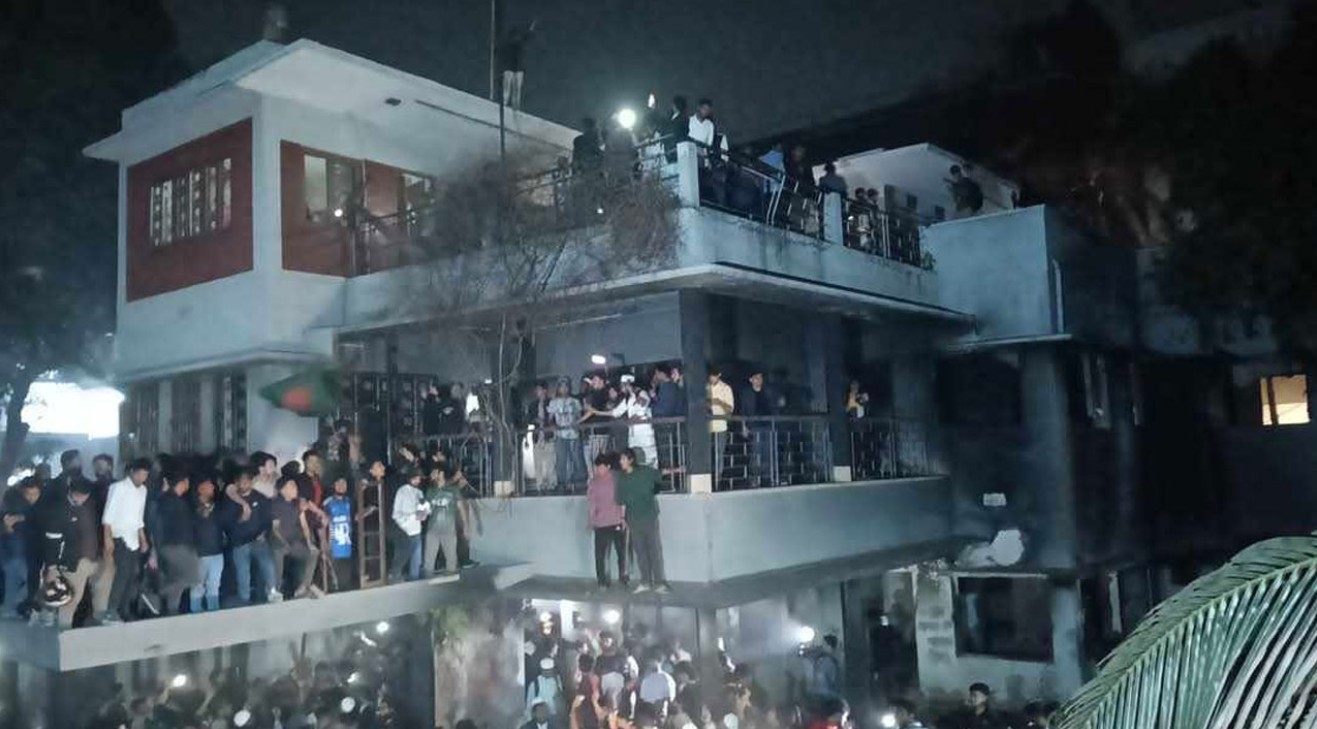 ধানমন্ডি ৩২ অভিমুখে বুলডোজার মিছিল-ঘটছে কী?