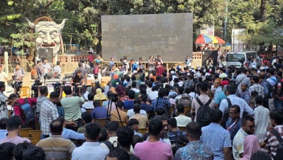 খুনি হাসিনার ফাঁসি চাই': রায় ঘোষণাকে ঘিরে টিএসসিতে শিক্ষার্থীদের ভিড়