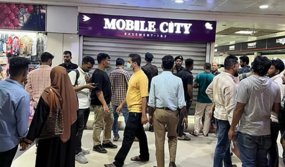 দিনভর বন্ধ মোবাইল মার্কেট, ভোগান্তিতে হাজারো ক্রেতা