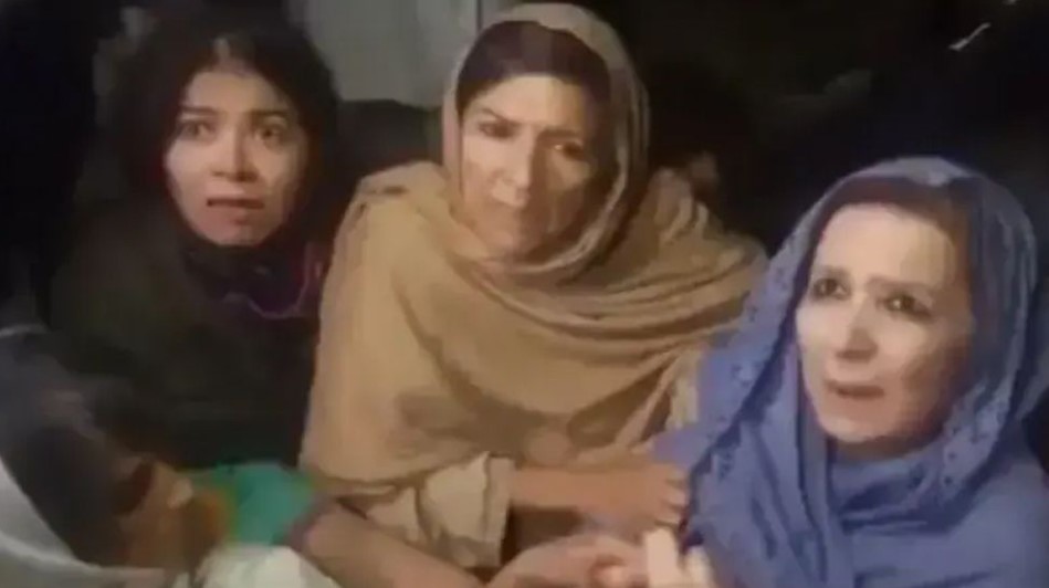 মধ্যরাতে পুলিশি অ্যাকশন: হেফাজতে ইমরান খানের ৩ বোন