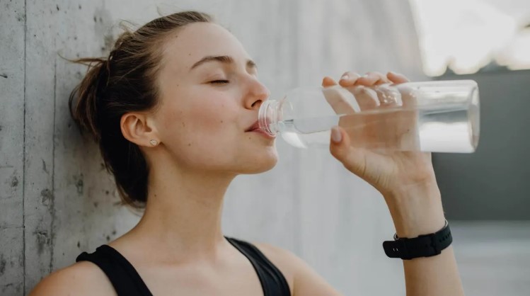 ত্বক উজ্জ্বল করতে পানির ভূমিকা আসলে কতটুকু তা নিয়ে যা বলছেন বিশেষজ্ঞরা