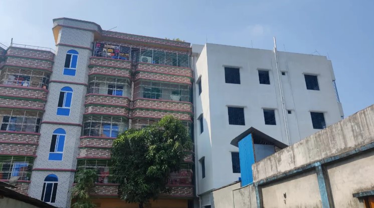 ভূমিকম্পের ঝাঁকুনিতে এক ভবনের ওপর হেলে পড়ল আরেকটি ভবন,এলাকায় চরম আতঙ্ক