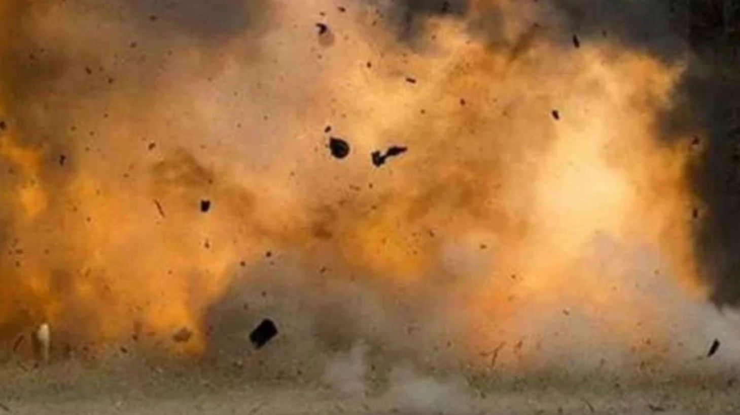 দুটি বিস্ফোরণে কেঁপে উঠল পাকিস্তান