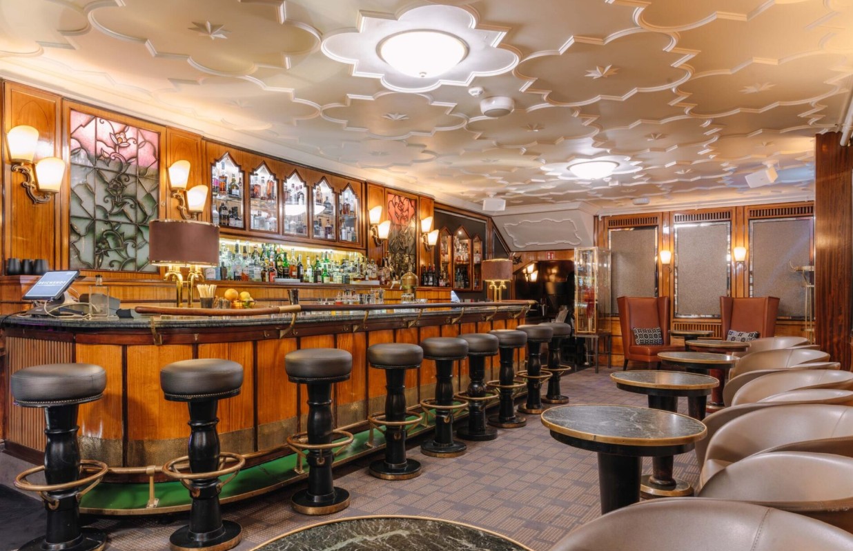 সৌদিতে প্রথমবার বার চালু, বিশ্বজুড়ে বাড়ছে কৌতূহল