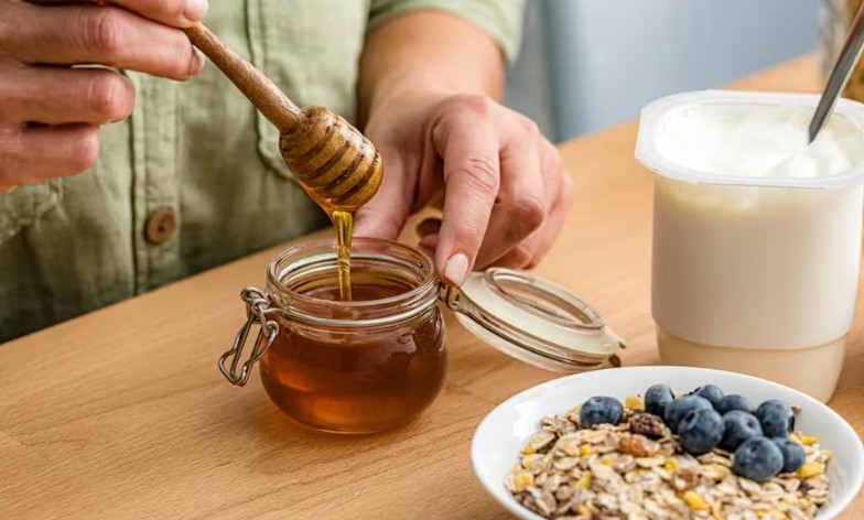 ওজন কমাতে চিনির বদলে মধু খাওয়ার আগে যে বিষয়গুলো জানা জরুরি