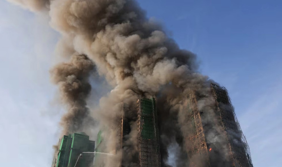 হংকংয়ের বিশাল হাউজিং বিল্ডিং এ ভয়াবহ আগুন, নিখোঁজ শতাধিক