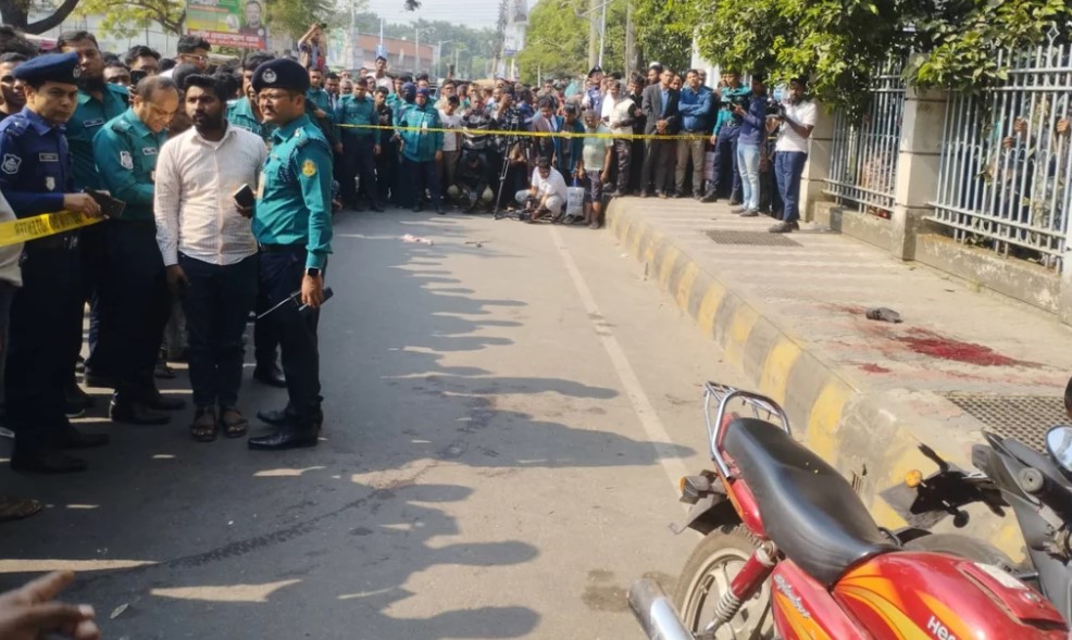 খুলনার আদালত চত্বরে ফিল্মি স্টাইলে গুলি ও কুপিয়ে জখম করার লোমহর্ষক ঘটনা