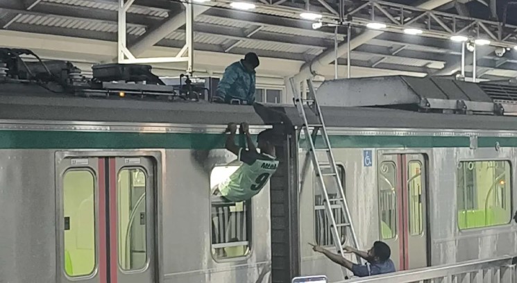 সচিবালয় স্টেশনে নিরাপত্তার ফাঁক গলে মেট্রোর ছাদে উঠে পড়ল দুই কিশোর