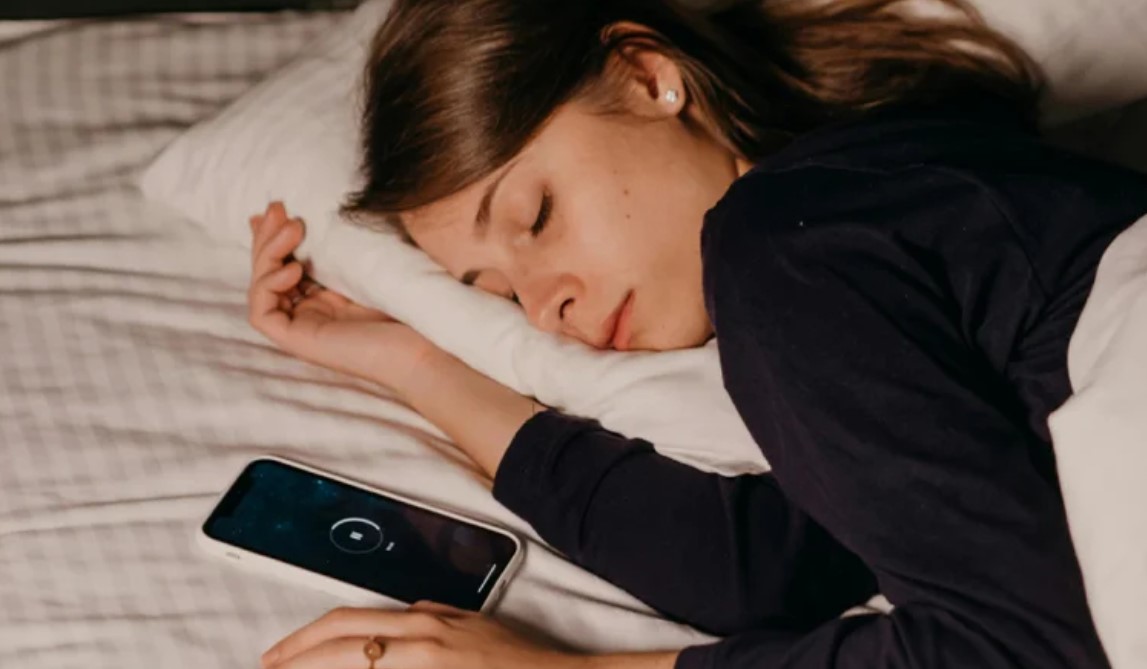 মাথার কাছে ফোন? অজান্তেই ডেকে আনছেন ৪টি বড় ঝুঁকি