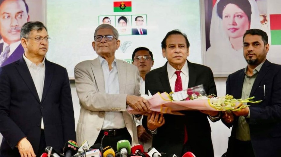 রাজনীতির মাঠে ফের চমক দেখিয়ে বিএনপিতে যোগ দিলেন রেজা কিবরিয়া