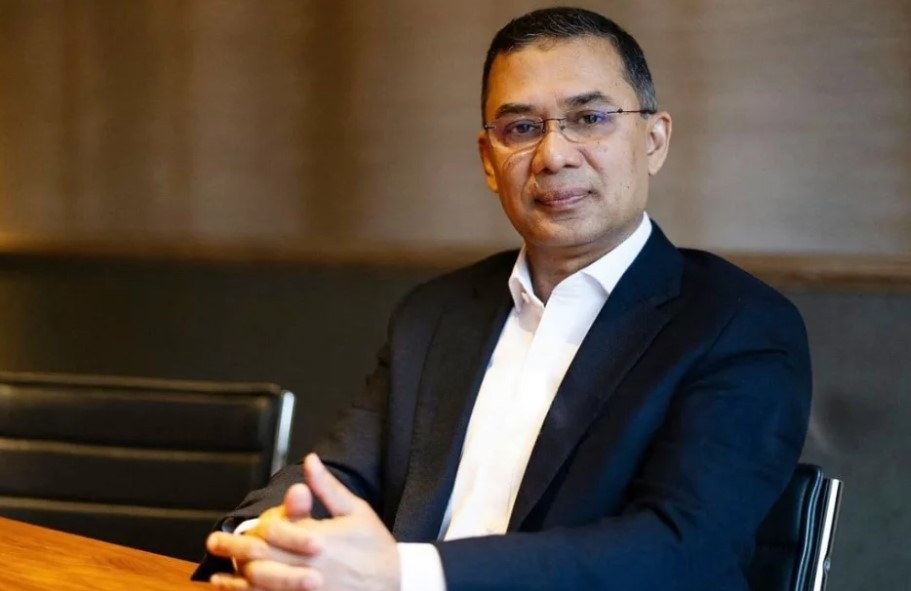 আবেগ নাকি দায়িত্ব? মায়ের পাশে না থেকেও যেভাবে চিকিৎসা তদারকি করছেন জিয়া পরিবার