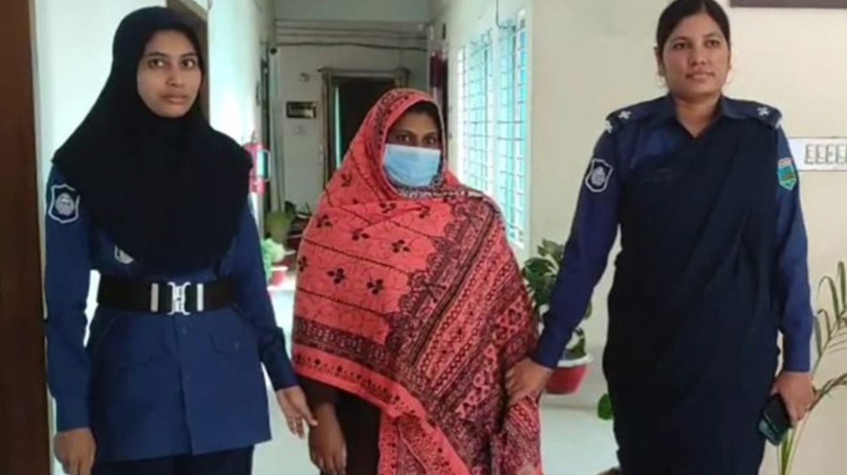 ডিস্টার্ব করত তাই বস্তায় ভরে পুকুরে ফেলে দেওয়া হলো ৮টি জীবন্ত কুকুর ছানা