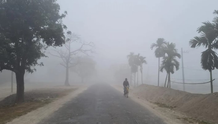 কুয়াশা আর ভোরের ঠান্ডা বাতাসে কাঁপছে উত্তরের জনপদ