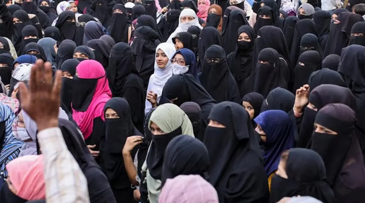শিক্ষাপ্রতিষ্ঠানে হিজাব পরা নিষিদ্ধ হল