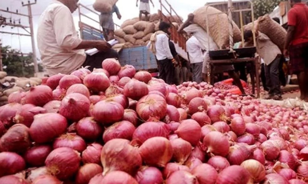 ভারত থেকে আমদানির খবরেও কমছে না পেঁয়াজের ঝাঁজ