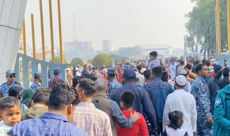 বিজয় দিবসের এয়ার শো দেখতে তেজগাঁওয়ে মানুষের ঢল