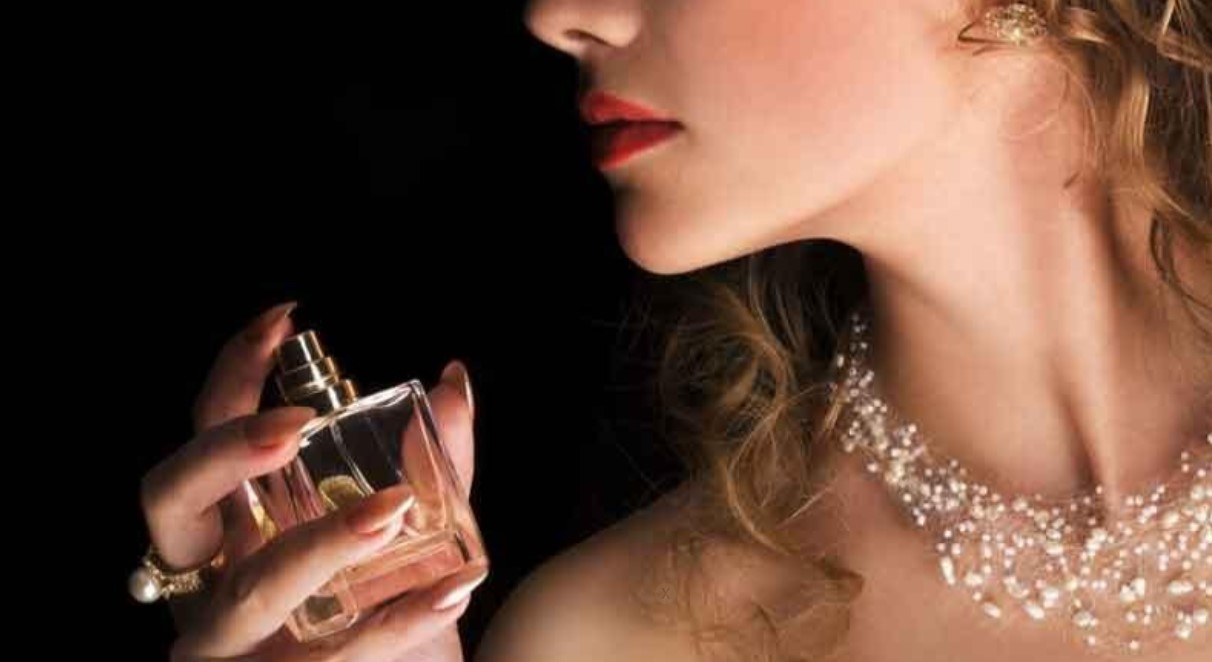 পারফিউমের গন্ধ সারাদিন ধরে রাখার জাদুকরী কৌশল