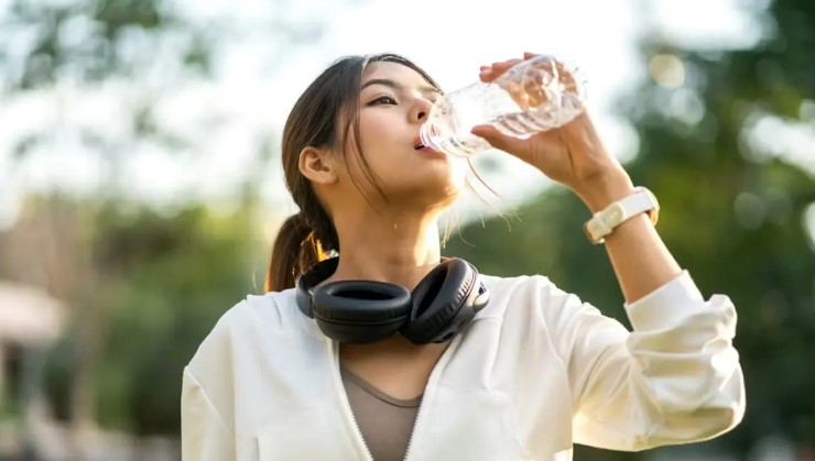 শীতে দিনে কত লিটার পানি পান করা জরুরি? জেনে নিন