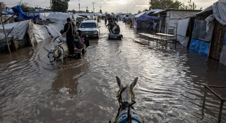 ঝড়ে লণ্ডভণ্ড সব: গাজার সংকট পৌঁছাল চরমে