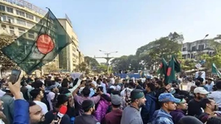 হাদি হত্যার প্রতিবাদে উত্তাল শাহবাগ: বাড়ছে জনস্রোত