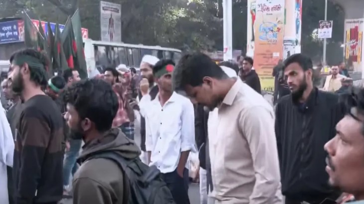 দিল্লি না ঢাকা? স্লোগানে স্লোগানে কাঁপছে শাহবাগ চত্বর