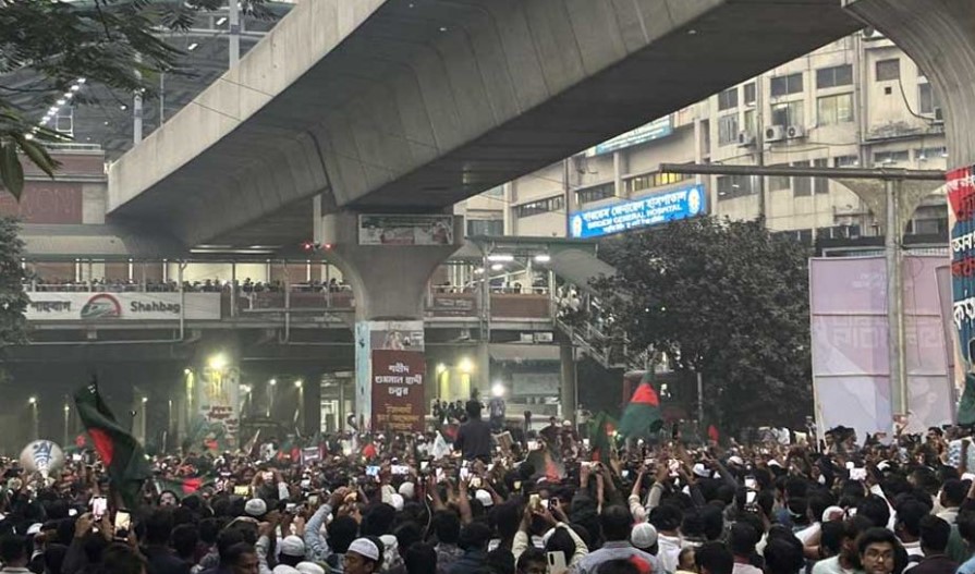 দিল্লী না ঢাকা? ঢাকা ঢাকা: হাদি হত্যার প্রতিবাদে উত্তাল শাহবাগ