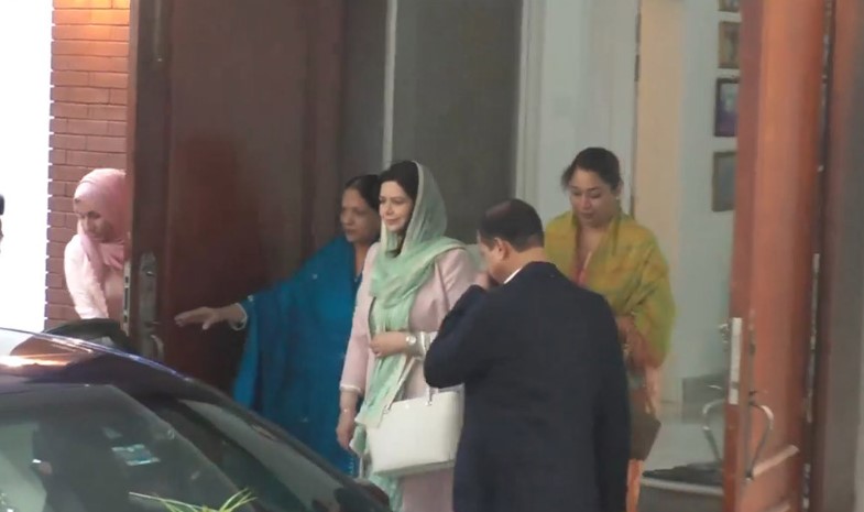 ঢাকা ছাড়ছেন ডা. জুবাইদা রহমান: কাতার বিমানে যাত্রা