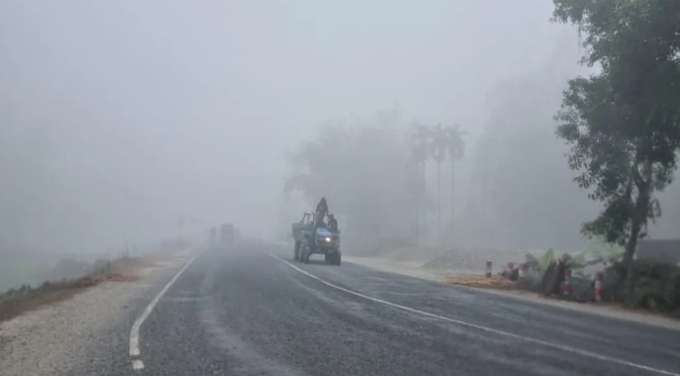কুয়াশার চাদরে ঢাকা পঞ্চগড়: হাড়কাঁপানো শীতে জনজীবন বিপর্যস্ত