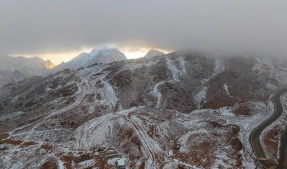 বদলে গেল চিরচেনা মরুভূমি: সৌদিতে তুষারপাতের ভাইরাল দৃশ্য