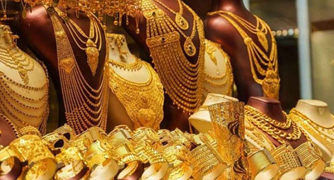 রেকর্ড ভেঙে স্বর্ণের দাম এখন আকাশচুম্বী