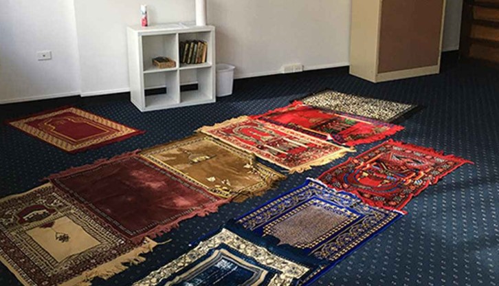 ইমামের কাছাকাছি বসার সওয়াব এবং জুমার দিনের বিশেষ আদবসমূহ