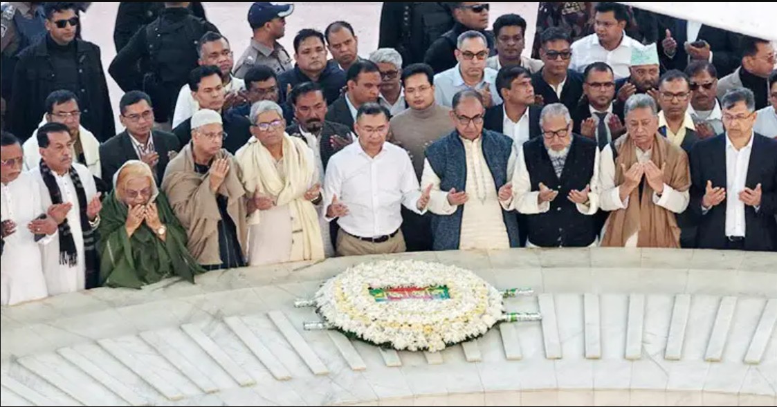 বাবার কবরের সামনে দাঁড়িয়ে নীরবে কেঁদেছেন তারেক রহমান