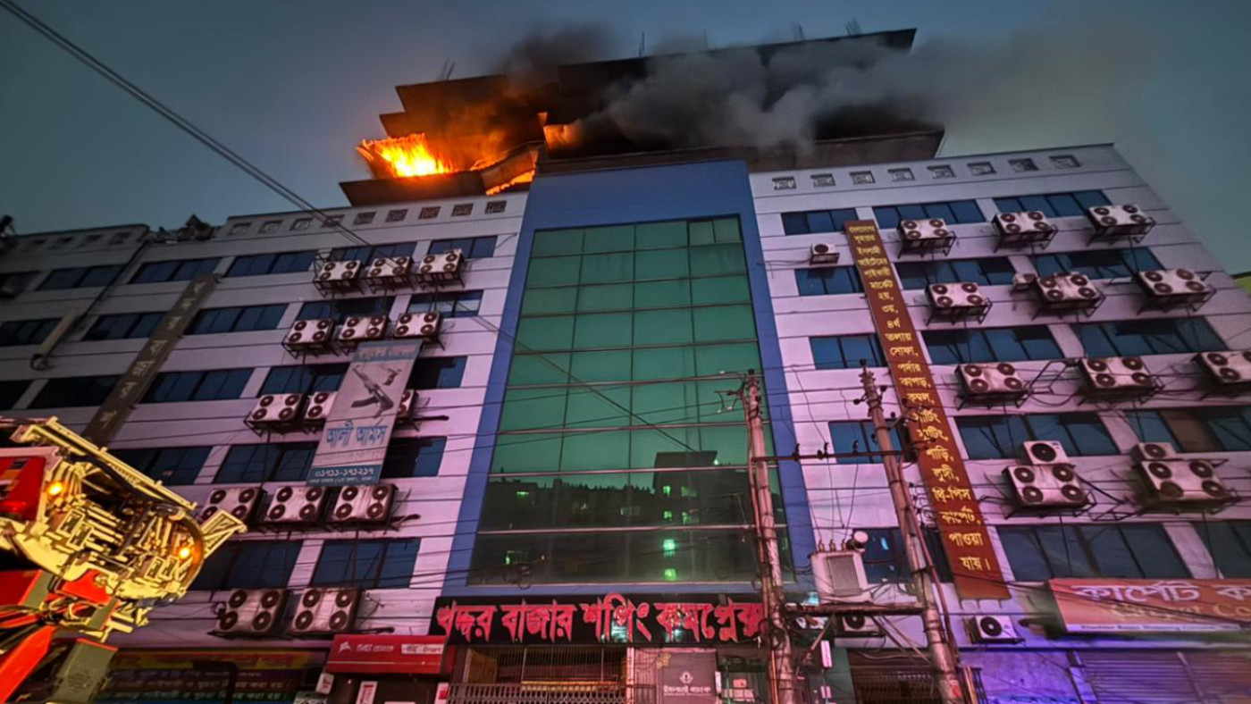 গুলিস্তানের খদ্দর বাজারে আগুন, গোডাউন জ্বলছে