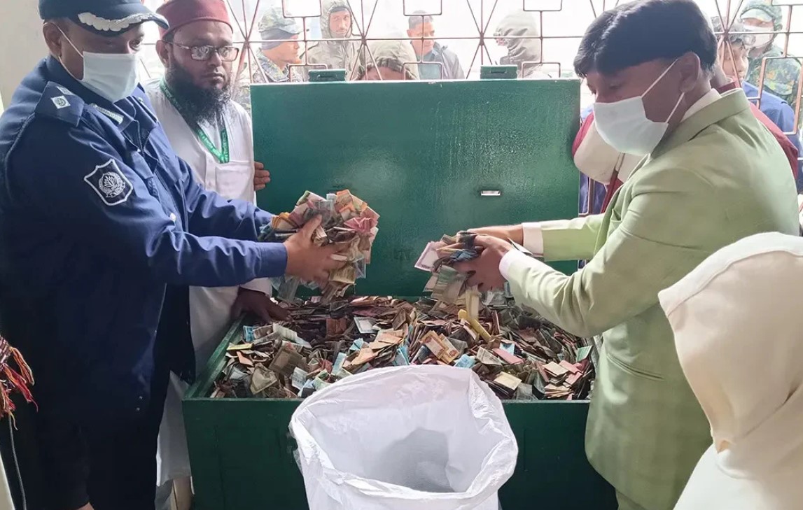 টাকার স্তূপে ঢাকা পড়েছে মেঝে: পাগলা মসজিদের দানবাক্সে অলৌকিক সাড়া