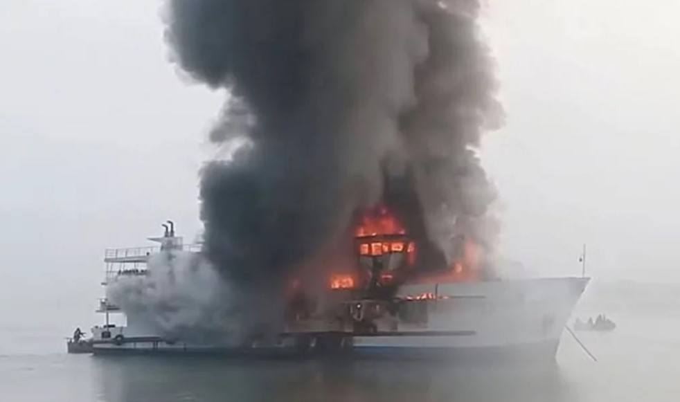 কক্সবাজারে সেন্টমার্টিনগামী জাহাজে ভয়াবহ আগুন