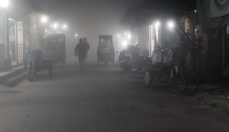 হাড়কাঁপানো শীতে জবুথবু দেশ: সূর্যের দেখা মেলাই এখন ভার