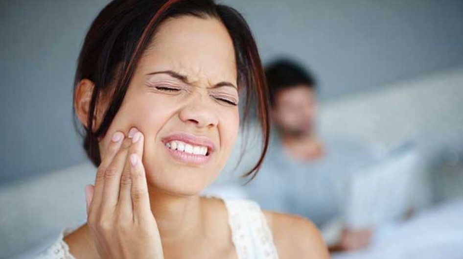 দাঁত সাদা করার ঘরোয়া টোটকা কি বিপদ ডেকে আনছে: যা বলছেন চিকিৎসকরা