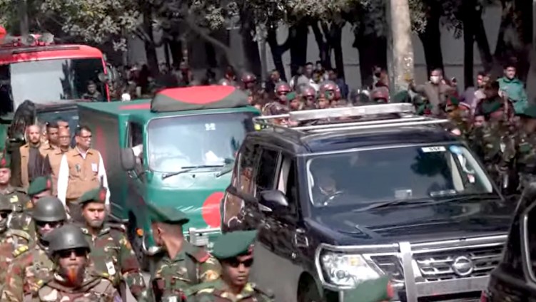 জাতীয় পতাকায় মোড়ানো কফিন: মানিক মিয়ার পথে বেগম জিয়া