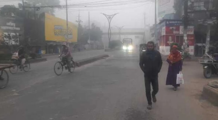 কুয়াশা না কি বৃষ্টির ঝাপটা? রাজশাহীতে শীতের কামড়ে ঘরবন্দি লাখো মানুষ