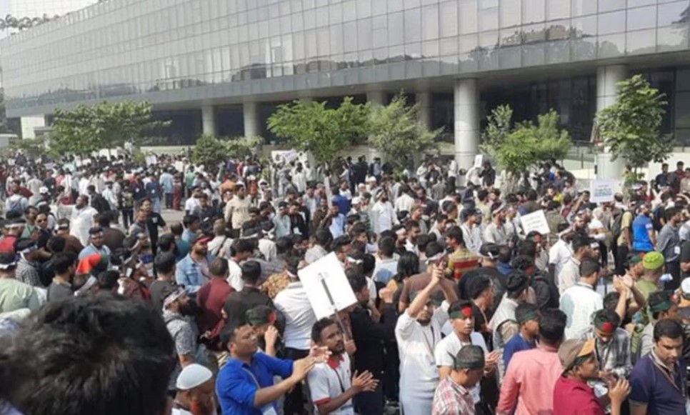 রণক্ষেত্র আগারগাঁও, বিটিআরসি কার্যালয় লক্ষ্য করে বৃষ্টির মতো ইট