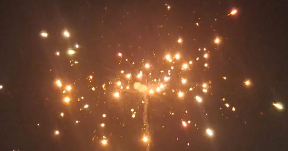 নিষেধাজ্ঞা ভেঙে মধ্যরাতে পটকার বিকট শব্দে কাঁপল ঢাকা