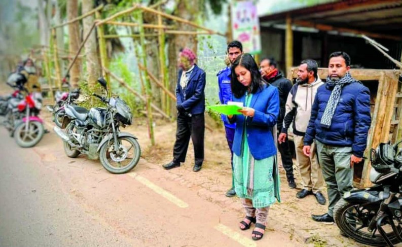 সদরপুরে ড্রাইভিং লাইসেন্স ও হেলমেটবিহীন মোটরসাইকেল চালানোয় ৫ জনকে জরিমানা