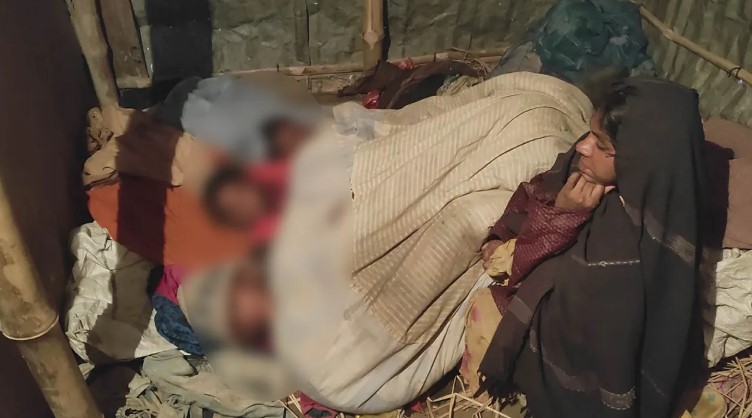 কনকনে শীতে এক কম্বলে রাত কাটে তিন সন্তানের আর পাশে বসে থাকেন মা