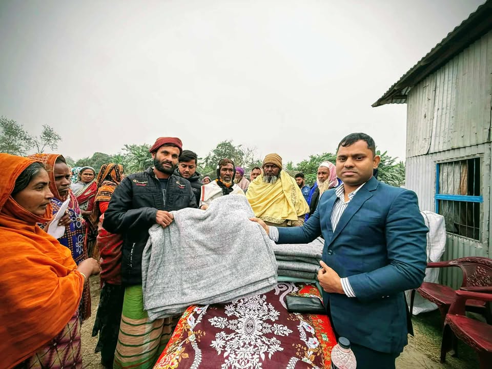 ঝাউকান্দায় শীতার্তদের পাশে উপজেলা প্রশাসন, ১৫০ কম্বল বিতরণ
