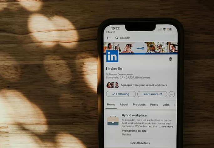 লিংকডইনে শুধু চাকরি নয়, ক্যারিয়ার গড়তে আরও যা করবেন