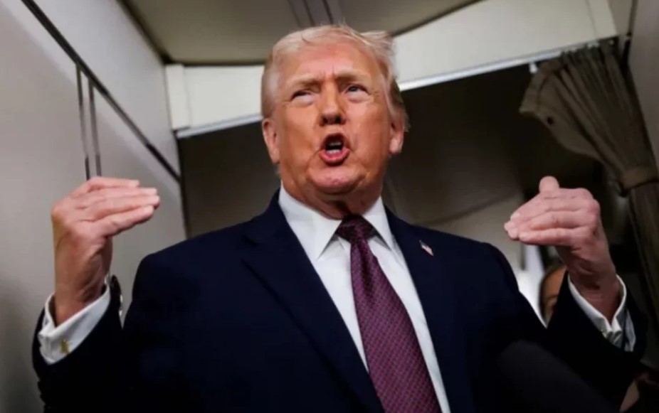 ইরানের সাথে ব্যবসা করলেই ২৫% শুল্ক গুনবে বিশ্ব