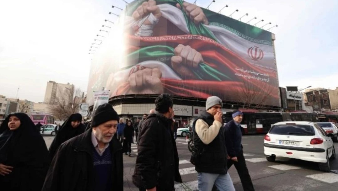 যুদ্ধের মেঘ মধ্যপ্রাচ্যে: ইরান ত্যাগের নির্দেশ দিল একাধিক দেশ