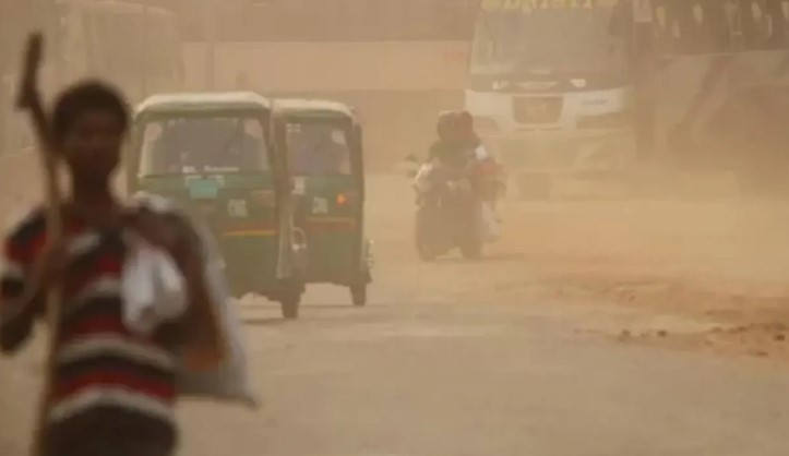 বাতাসে শুধু ধূলিকণা নয়, ভাসছে মৃত্যুও: আইকিউএয়ারে শীর্ষে ঢাকা